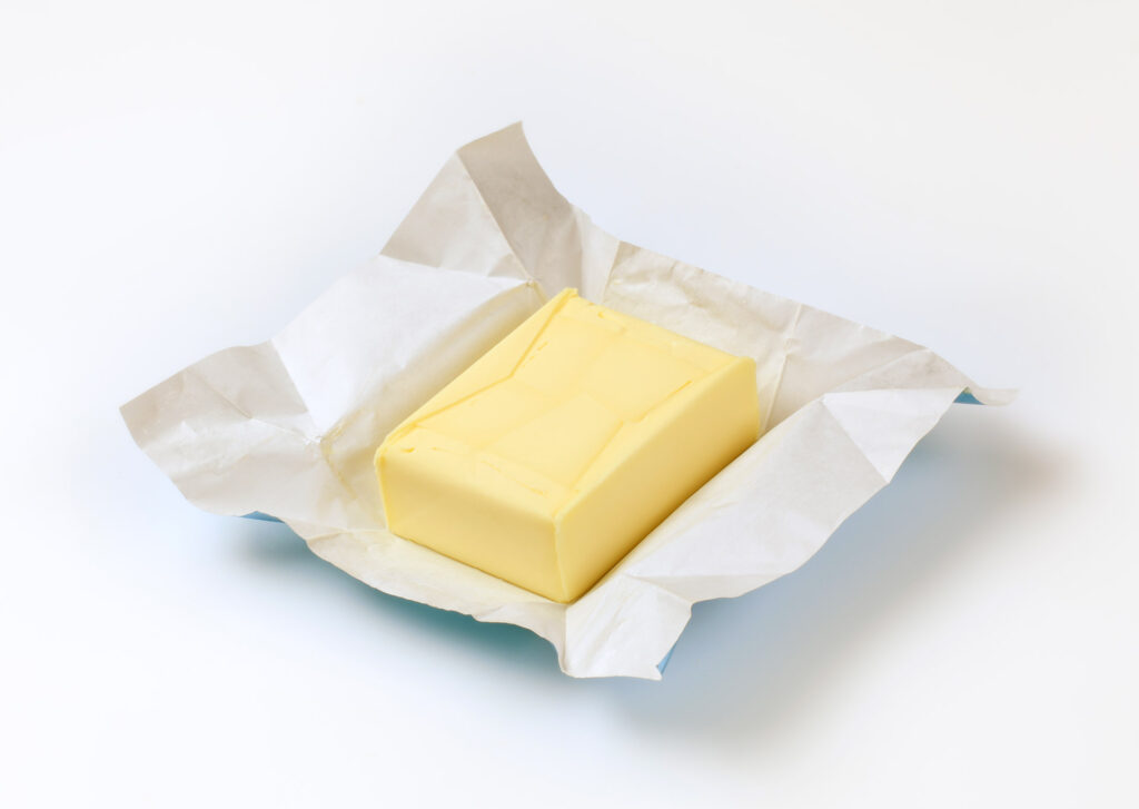 Geöffnete Packung Butter in Butterfolie