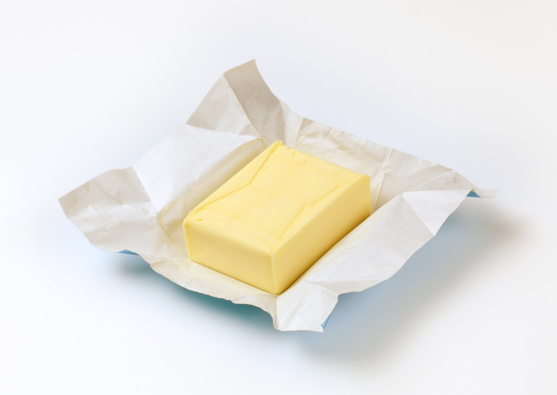 Geöffnete Packung Butter in Butterfolie